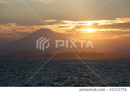 在Enoshima的日落與富士山,日本剪影 在Enoshima的日落與富士山,日本剪影 33252756