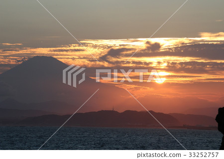 Sunset on Enoshima with silhouette of Mount Fuji, Japan Sunset on Enoshima with silhouette of Mount Fuji, Japan 33252757