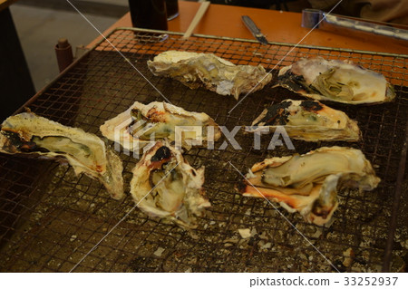 Grilled oysters Grilled oysters 33252937