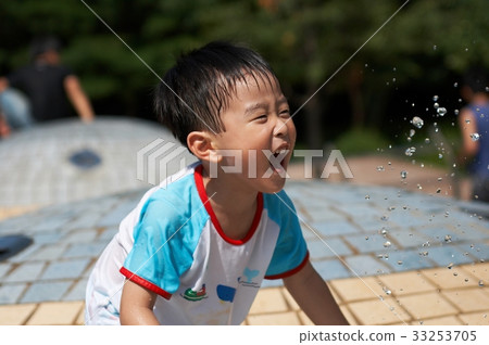 一個男孩在玩水 一個男孩在玩水 33253705