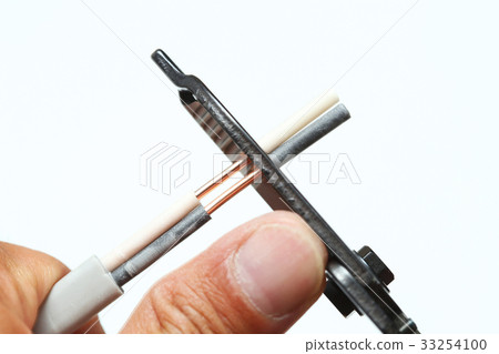 Electrical work: Work to strip off the cable insulation coating with a cable stripper 33254100