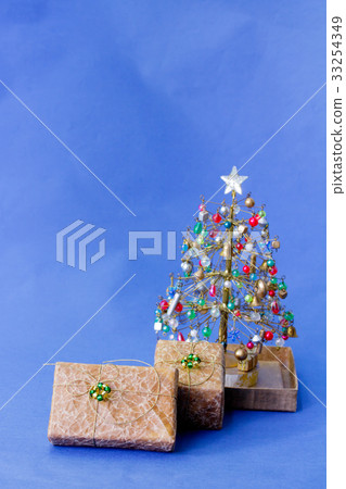 Beaded tree and presents 33254349