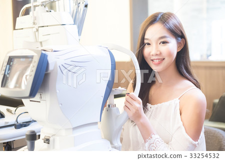 woman with optometry 33254532