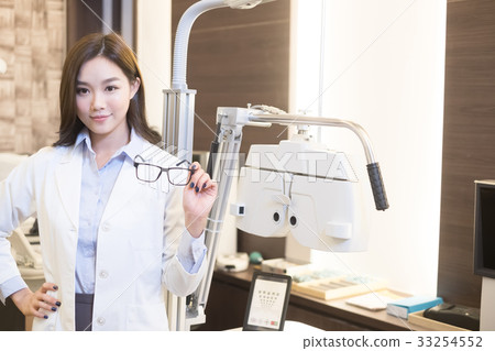 beauty woman optometrist 33254552