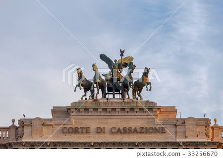 Rome. Quadriga on the courthouse. 33256670