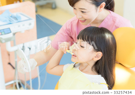 牙科,牙科保健師,牙醫,女人,牙齒刷牙指導,孩子 牙科,牙科保健師,牙醫,女人,牙齒刷牙指導,孩子 33257434