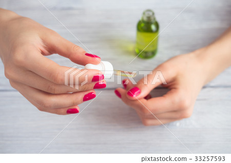 Female hands with pink manicure 33257593