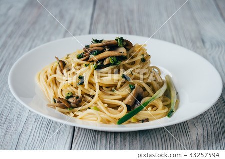 Spaghetti with mushrooms and onions 33257594