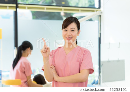 職業女性,牙醫,牙醫,牙科保健師,手指指向 職業女性,牙醫,牙醫,牙科保健師,手指指向 33258191