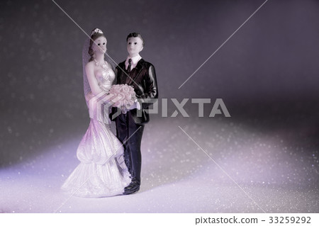 Standard figure of bride and groom 33259292