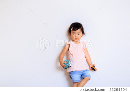 可愛的孩子在室內玩 可愛的孩子在室內玩 33261504