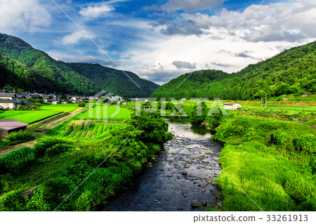 Countryside landscape 33261913