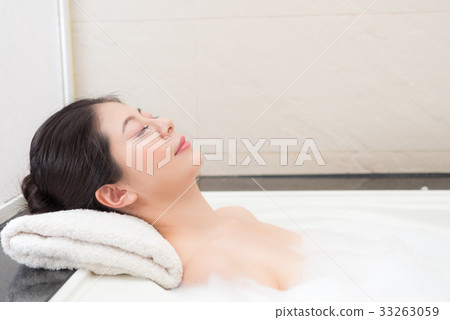 side view photo of young girl staying in bathtub 33263059