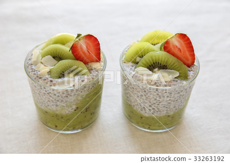 chia seed pudding with kiwi  Christmas breakfast 33263192
