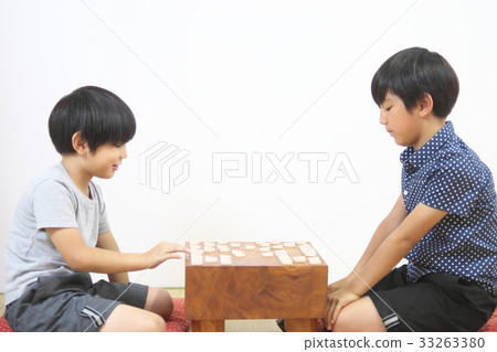 Elementary school student pointing to shogi 33263380