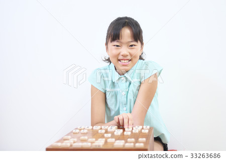 Elementary school student pointing to shogi Elementary school student pointing to shogi 33263686