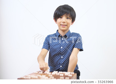 Elementary school student pointing to shogi 33263966