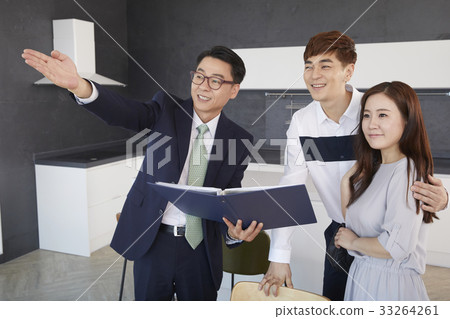 Couples, brokers, birdhouses, real estate, contracts 33264261