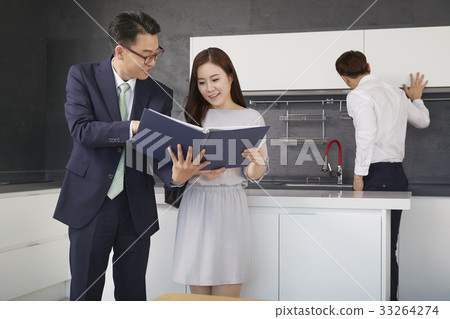 Couples, brokers, birdhouses, real estate, contracts 33264274