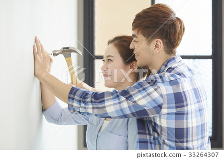 Couple, hammer, tool, moving, ready to move 33264307