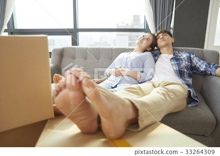 Couple, break, box, moving, ready to move 33264309