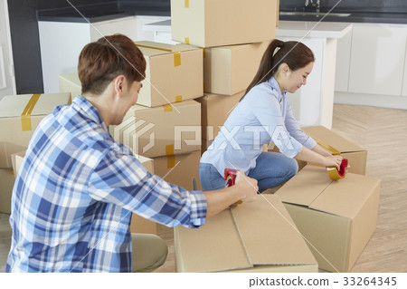 Couple, box, moving, ready to move 33264345
