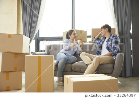 Couple, break, box, moving, ready to move 33264397