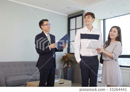 Couples, brokers, birdhouses, real estate, contracts 33264441