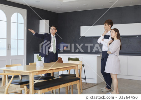 Couples, brokers, birdhouses, real estate, contracts 33264450