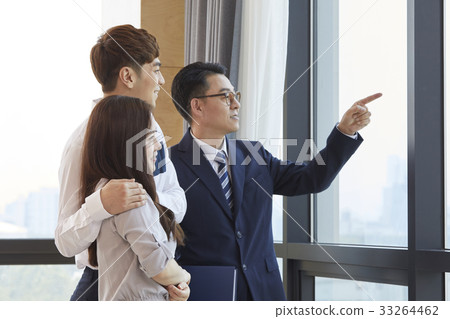 Couples, brokers, birdhouses, real estate, contracts 33264462