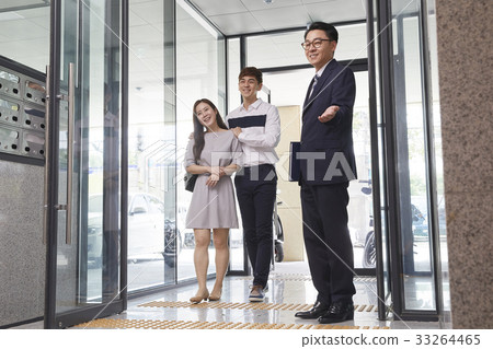 夫妻,經紀人,鳥舍,房地產,合同 夫妻,經紀人,鳥舍,房地產,合同 33264465