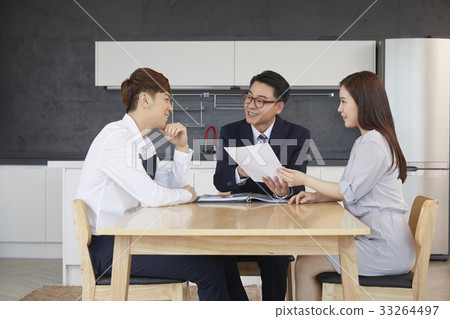 夫妻,經紀人,鳥舍,房地產,合同 夫妻,經紀人,鳥舍,房地產,合同 33264497