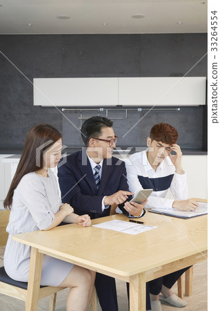 Couples, brokers, birdhouses, real estate, contracts 33264554