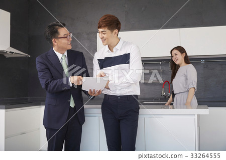 Couples, brokers, birdhouses, real estate, contracts 33264555