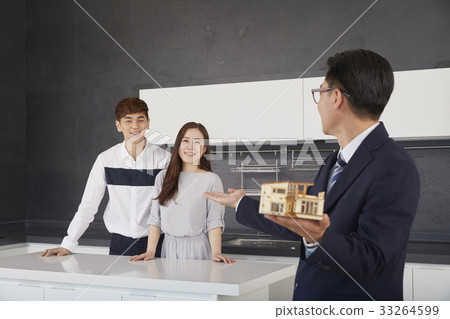 Couples, brokers, birdhouses, real estate, contracts 33264599