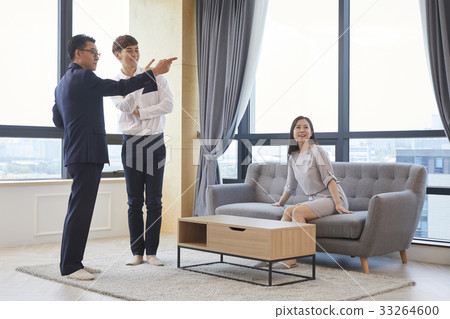 Couples, brokers, birdhouses, real estate, contracts Couples, brokers, birdhouses, real estate, contracts 33264600