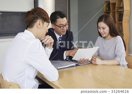 夫妻,經紀人,鳥舍,房地產,合同 夫妻,經紀人,鳥舍,房地產,合同 33264616