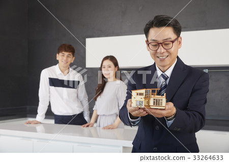 Couples, brokers, birdhouses, real estate, contracts 33264633