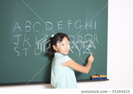 在黑板的小學學生文字字母表 在黑板的小學學生文字字母表 33264833