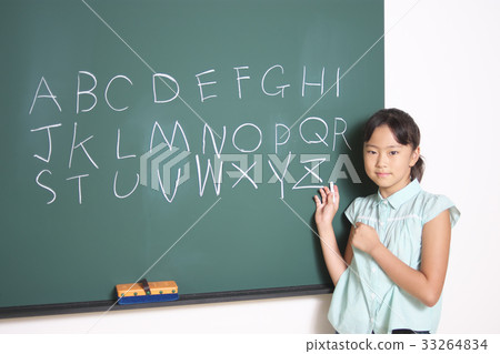 在黑板的小學學生文字字母表 在黑板的小學學生文字字母表 33264834