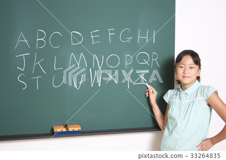 在黑板的小學學生文字字母表 在黑板的小學學生文字字母表 33264835