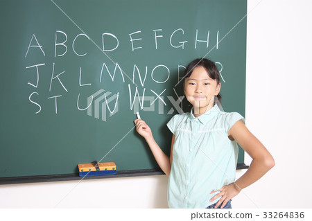 在黑板的小學學生文字字母表 在黑板的小學學生文字字母表 33264836
