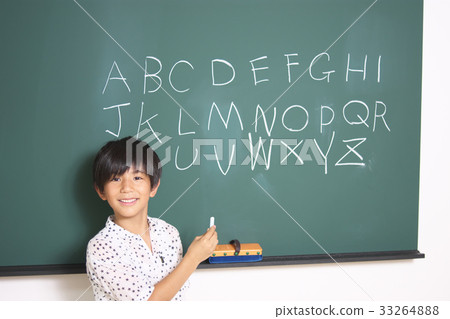 在黑板的小學學生文字字母表 33264888