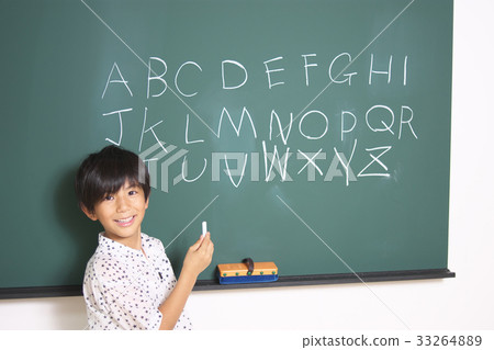 在黑板的小學學生文字字母表 在黑板的小學學生文字字母表 33264889