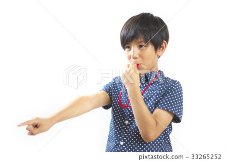 小學男孩吹口哨 33265252
