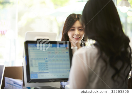 Barista, young girl, cafe 33265806