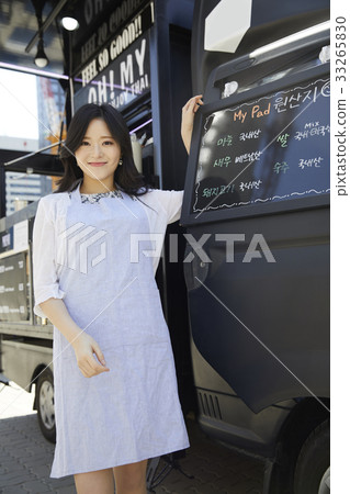 年輕的女人，食物卡車 33265830
