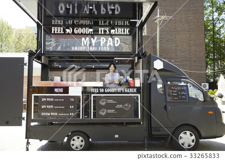 Young woman, food truck 33265833