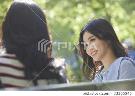 Young woman 33265845