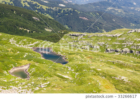 Mountain lake landscape. Tuscan Appennini, Italy. 33266617